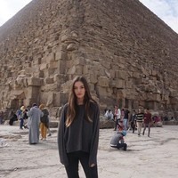 Potret Felicite Tomlinson saat traveling ke Mesir. Ia berpose di depan Piramida yang merupakan satu dari Tujuh Keajaiban Dunia. (Foto: Instagram/@felicitegrace)