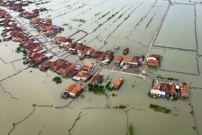 Warga berziarah di tempat pemakaman umum yang terendam air laut akibat abrasi di Desa Timbulsloko, Sayung, Demak, Jawa Tengah, Kamis (14/3/2019). Abrasi yang mengikis garis pantai Kabupaten Demak sekitar tahun 1995 berdampak pada peralihan fungsi lahan setempat yang awalnya merupakan areal pertanian produktif berangsur menjadi tambak ikan dan sebagian kini telah menjadi perairan akibat kenaikan permukaan air laut disertai penurunan permukaan tanah mencapai sekitar 10 sentimeter per tahun. ANTARA FOTO/Aji Styawan/ama.