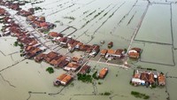Begini penampakan pemukiman warga di Desa Timbulsloko, Sayung, Demak, Jawa Tengah, yang dikepung air laut. ANTARA FOTO/Aji Styawan.