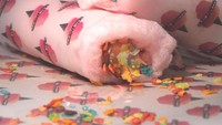 Cotton candy burrito versi mini ini bisa jadi pilihan camilan sambil jalan. Menyantapnya juga mudah karena bisa langsung dinikmati dengan tangan.  Foto: Instagram