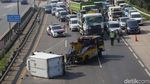 Mobil Box Terguling di Tol JORR, Lalin Padat