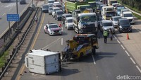 Truk derek diturunkan untuk mengevakuasi mobil box.
