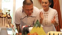 Istri Raul Lemos ini merayakan ulang tahun sang suami dengan cukup meriah. Nampak ada banyak kue yang menemani hari bahagia Raul. Foto: Instagram krisdayantilemos