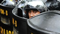 Para anggota Polri bersiap dengan peralatannya.