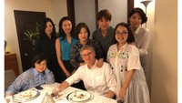 Makan dengan duta besar, ini pose manis Jonghoon bersama para koleganya saat makan malam bersama. Foto: Instagram @ftgtjhc