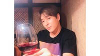 Makan malam dengan steak, Jonghoon menutupnya dengan segelas wine yang tak kalah enak. Foto: Instagram @ftgtjhc