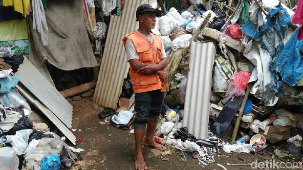 Keluarga tinggal bersama timbunan barang rongsok di Purworejo. 
