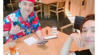 Gitaris berusia 29 tahun ini berteman baik dengan Seungri. Ini pose mereka saat ngumpul dan makan siang bareng. Foto: Instagram @ftgtjhc