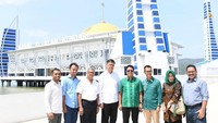 Ini saat berfoto di Masjid Al Alam, masjid terapung yang berada di Kendari, Sulawesi Tenggara (romahurmuziy/Instagram)  