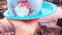 Lembut manis cotton candy warna biru ini tampil manis dengan isian sereal warna pink. Makin menggoda lagi karena diberi es krim yang tak kalah manis. Foto: Instagram