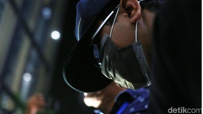 Bermasker dan Topi, Rommy Menunduk Terus di KPK