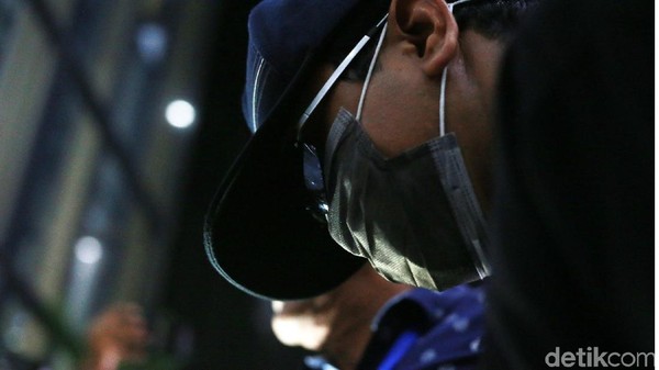 Bermasker dan Topi, Rommy Menunduk Terus di KPK