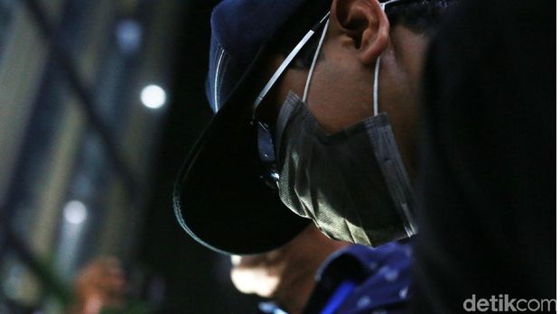 Rommy saat tiba di KPK setelah terjaring OTT.
