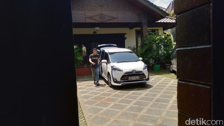 Mobil Keluar-Masuk Bawa Dokumen di Kediaman Ketum PPP Romahurmuziy Mobil Keluar-Masuk Bawa Dokumen di Kediaman Ketum PPP Romahurmuziy