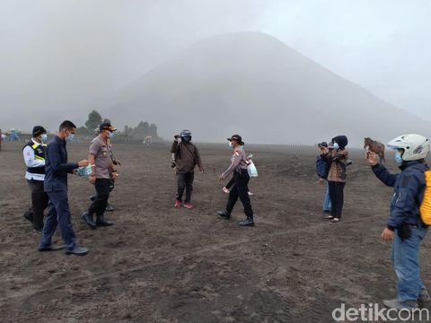Petugas Gabungan bagikan masker di area Gunung Bromo
