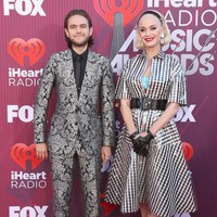 Katy Perry tampil beda dengan gaya yang quirky kali ini. Berbalut gaun gingham bergaya retro, namun terlihat lebih mencuri atensi dengan luaran PVC transparan. Foto: Getty Images