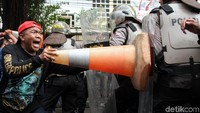 Kericuhan pun terjadi antara pendemo dengan petugas kepolisian.
