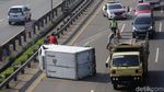 Mobil Box Terguling di Tol JORR, Lalin Padat