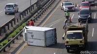 Mobil box tersebut diketahui bernopol B 9529 BCU.