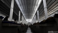 TPI Labuan Bajo ini berlokasi tepat di pinggir pantai Kampung Ujung, Kelurahan Labuan Bajo, Nusa Tenggara Timur. Begini kemegahannya. Bersih dan nyaman bukan.