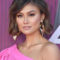 Wanita 32 tahun tersebut juga mengenakan statement earrings sebagai aksesori dan memakai sejumlah cincing.  Foto: Getty Images