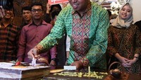 Rayakan ulang tahun yang ke-44, anggota DPR RI, yang akrab disapa Romy itu mendapatkan kejutan manis dari timya. Beragam kue memeriahkan acara ulang tahunnya. Foto: Instagram @romahurmuziy
