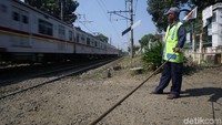 Mereka akan menutup perlintasan menggunakan tambang saat kereta api melintas.