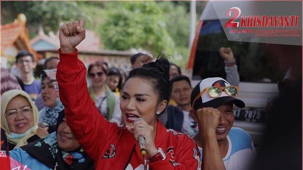 Gaya Caleg Artis Saat Blusukan: KD Pakai Heels, Angel Lelga Bawa Hermes