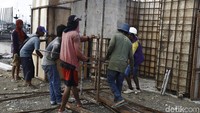 Sejumlah pekerja nampak sibuk mengerjakan pembangunan dermaga baru tersebut.