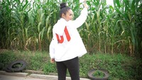 Ia juga mengenakan pakaian rapih saat memanen padi di kawasan kebun jagung. Netizen pun banyak yang memberi komentar. Foto: Instagram krisdayantilemos