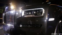 SUV ini memiliki sumbu roda yang membentang sepanjang 3.295 mm. Cullinan memiliki ground clearance yang lebih tinggi dibanding pesaing kuatnya yakni Bentley Bentayga.