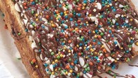 Yang ini roti panggang dengan olesan nutella plus cokelat putih dan sprinkle. Foto : Instagram!@ekplate