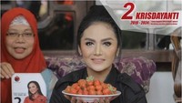 Masih dalam rangkaian kampanye politiknya, ini KD saat berada di tengah ibu-ibu petani strawberry. Foto: Instagram krisdayantilemos