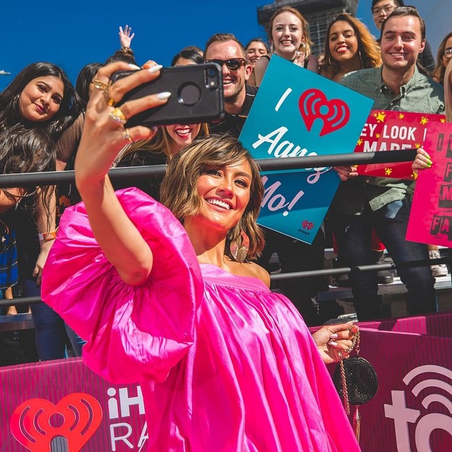 Dandanan Agnez Mo di iHeartRadio Music Awards 2019 kali ini ini juga menawan. Ia tampil dengan aksentuasi alis menukik serta eyeliner di bagian mata. Agnez tampaknya juga mengaplikasikan contouring yang cukup tebal lalu mengimbanginya dengan lipstik bernuansa nude. Foto: Instagram @iheartradio