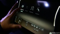 Beragam perangkat digital canggih tersemat di mobil ini.