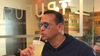 Pose kulineran Arod sendiri juga cukup banyak nih. Kali ini ia hendak meminum jus mentimun demi menyehatkan tubuhnya. Foto: Instagram arod