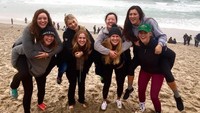 Begini saat Lucy liburan ke pantai bareng teman-temannya. Seru ya! (Instagram/@lucyrobson)