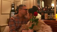 Ini momen romantis Raul dan KD saat makan malam bersama. Beberapa tangkai bunga mawar dipersembahkan Raul untuk istri tercintanya. Foto: Instagram krisdayantilemos