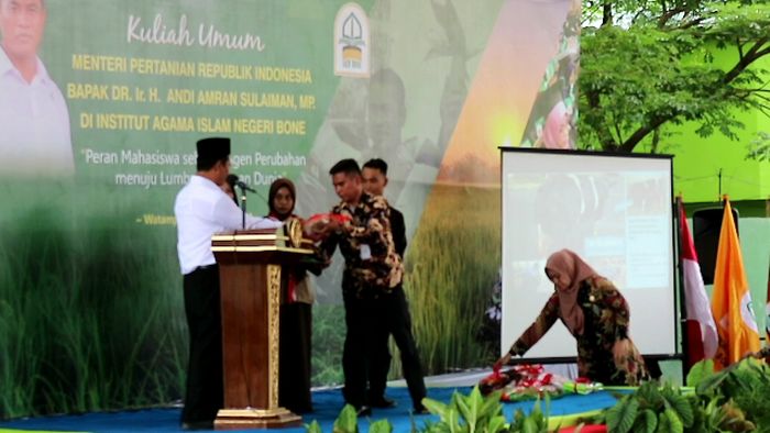 Mentan Amran di Bone/Foto: Zulkipli Natsir/detikcom Mentan Amran di Bone/Foto: Zulkipli Natsir/detikcom