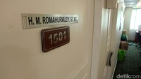 Ruang kantor Rommy di DPR pun menjadi sasaran awak media.