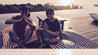 Sedangkan ini posenya saat berada di Sri Panwa, Phuket. (seungriseyo/Instagram)