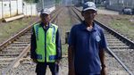 Begini Perjuangan Relawan Penjaga Perlintasan KA