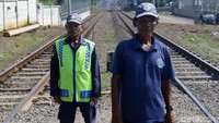 Dua orang warga yang menjaga perlintasan KA tersebut bernama Saimi dan Makmur. Mereka harus berpanas-panasan demi untuk menjaga keselamatan pengendara yang melintas di perlintasan KA.
