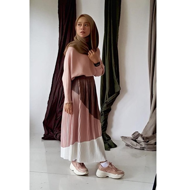 Penyanyi yang sukses dengan lagu berjudul Kejora ini memilih gaya hijab yang sesuai dengan usianya yang masih muda yakni 21 tahun. Gaya hijabnya simple tanpa banyak aksesori. (Foto: Instagram/LestyKejora)