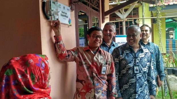 Sekian Lama 'Nyantol' Listrik, Warga Ini Akhirnya Dapat Sambungan Sendiri