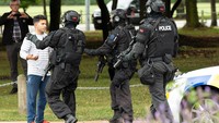 Pihak keamanan pun telah bersiaga mengamankan lokasi penembakan. Komisaris polisi, Mike Bush, menyebut telah ada empat orang yang ditangkap, di antaranya tiga orang pria dan satu perempuan. Stringer via Reuters.