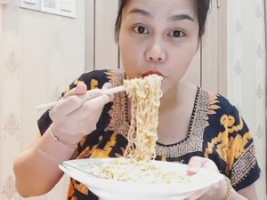 Hamil 8 Bulan, Begini Lahapnya DJ Butterfly Makan Mie dan Sayuran Mentah