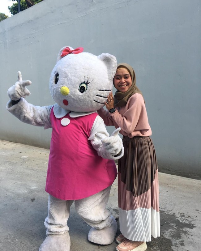 Lesty Kejora baru-baru ini memutuskan untuk mengubah penampilannya. Ia mantap berhijab. Keputusannya ini mencuri perhatian banyak orang. (Foto: Instagram/LestyKejora)