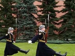 Melihat Aksi Tentara Ganteng Ganti Shift di Moskow