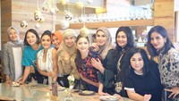 KD tergabung dalam geng arisan Hits yang anggotanya terdiri dari banyak artis. Ia bersama Alya Rohali, Marini Zumarnis, hingga Cut Keke terlihat sedang kumpul di restoran Indonesia mewah. Foto: Instagram krisdayantilemos